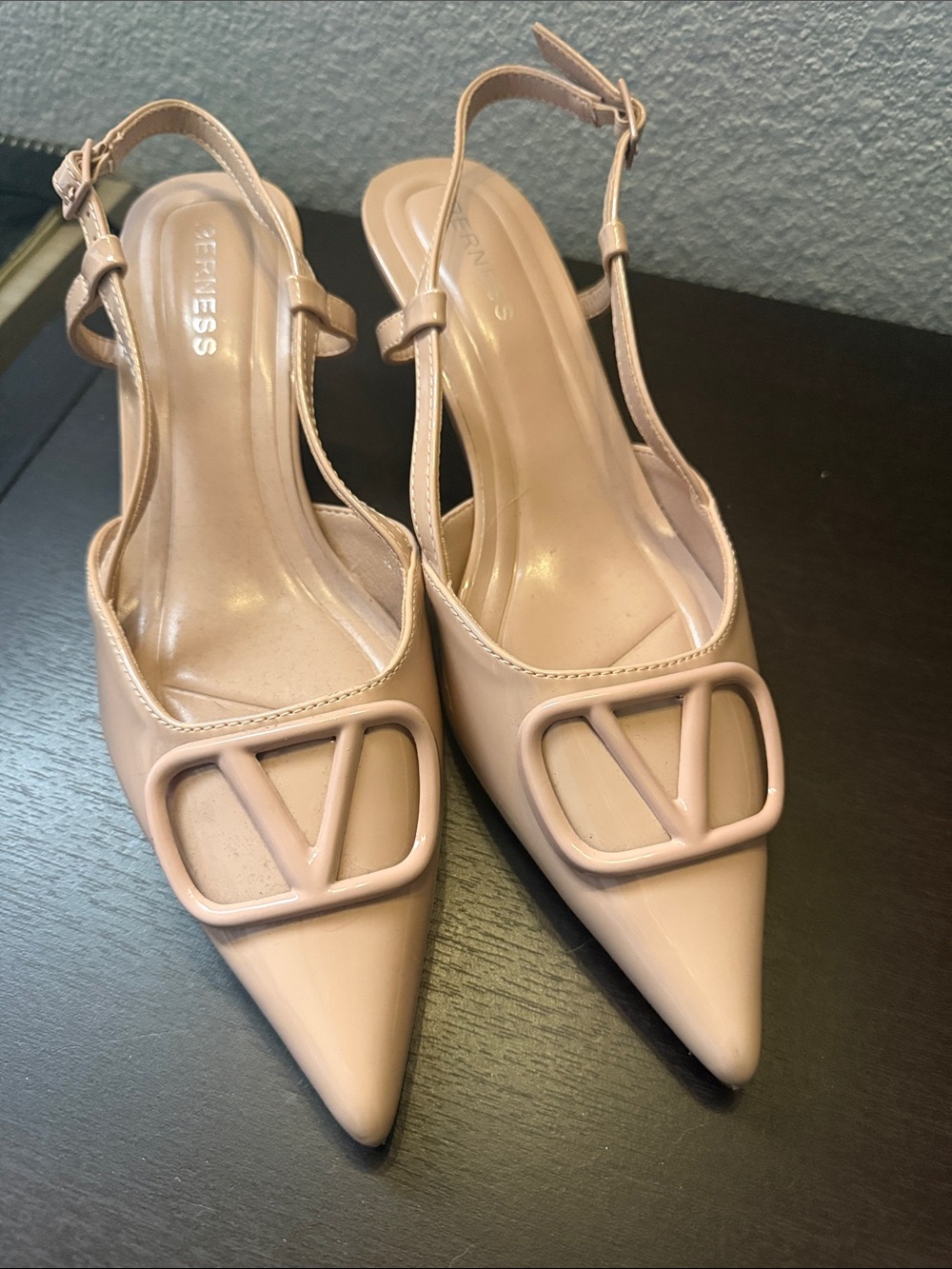 Very V Vogue Nude Patent Slingback Pointed-Toe Kitten Heels